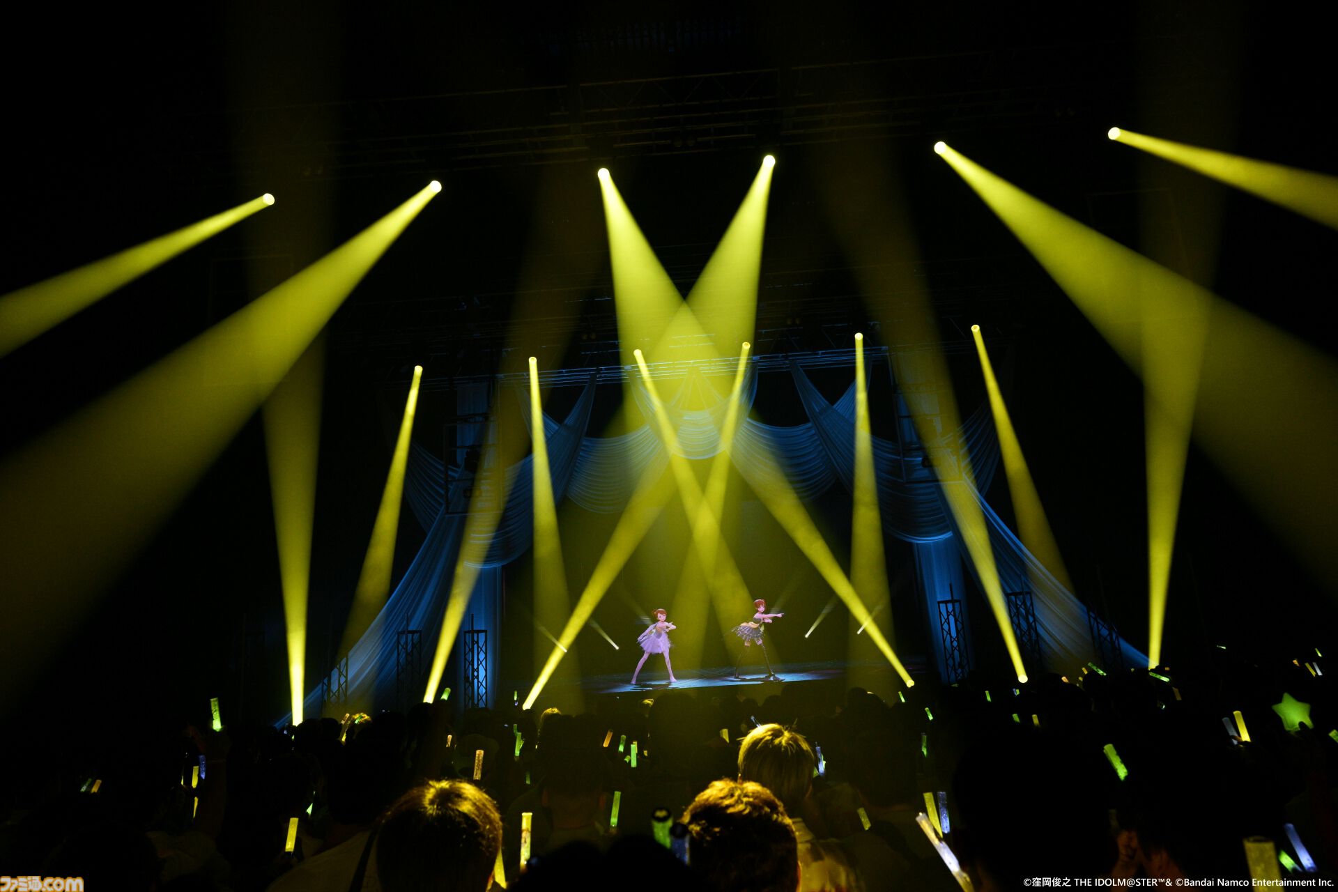 『アイマス』双海亜美・真美 twin live“ふたごぼしのつばさ”東京公演リポート。全曲ふたりでのステージで、新曲『北極星をズラしちゃえ！』でも一体感のあるパフォーマンスを披露。
