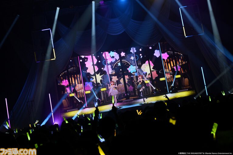 『アイマス』双海亜美・真美 twin live“ふたごぼしのつばさ”東京公演リポート。全曲ふたりでのステージで、新曲『北極星をズラしちゃえ！』でも一体感のあるパフォーマンスを披露。