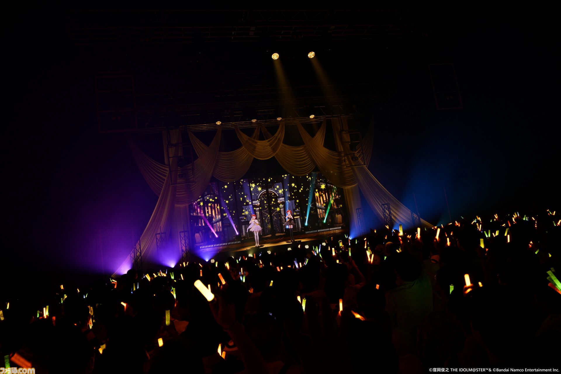 『アイマス』双海亜美・真美 twin live“ふたごぼしのつばさ”東京公演リポート。全曲ふたりでのステージで、新曲『北極星をズラしちゃえ！』でも一体感のあるパフォーマンスを披露。
