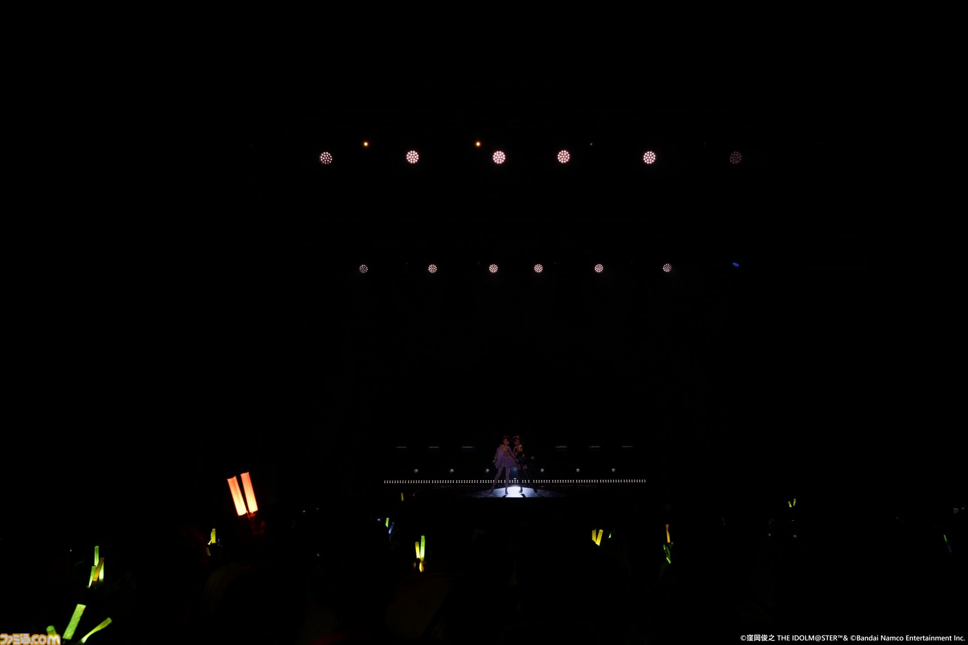 『アイマス』双海亜美・真美 twin live“ふたごぼしのつばさ”東京公演リポート。全曲ふたりでのステージで、新曲『北極星をズラしちゃえ！』でも一体感のあるパフォーマンスを披露。