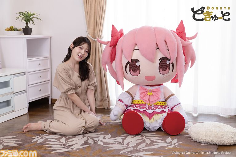 映画『まどマギ〈ワルプルギスの廻天〉』まどか&ほむらが超特大ぬいぐるみに。高さ約100cmで存在感バツグン。本日(8/28)より予約受付開始