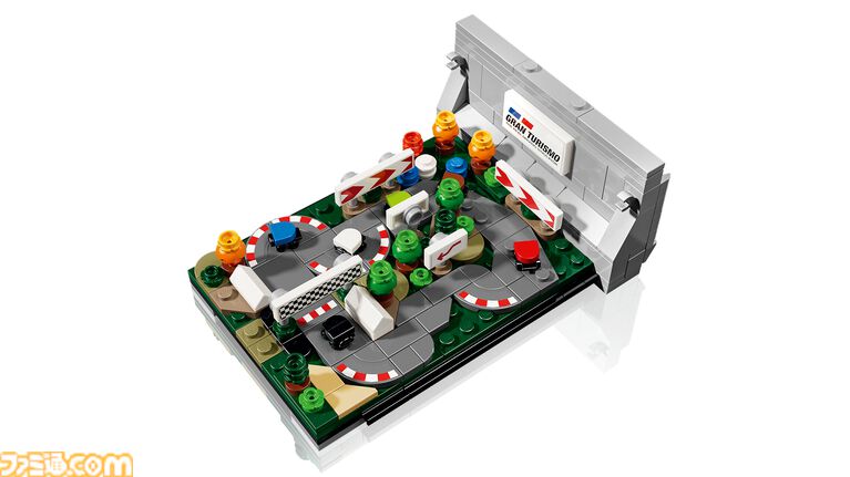 レゴブロックで初代プレイステーションを再現した『レゴ PlayStation』が10月4日発売。内部には『グランツーリスモ』や『サルゲッチュ』モチーフのジオラマも