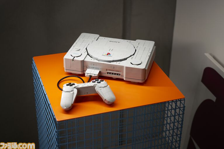 レゴブロックで初代プレイステーションを再現した『レゴ PlayStation』が10月4日発売。内部には『グランツーリスモ』や『サルゲッチュ』モチーフのジオラマも