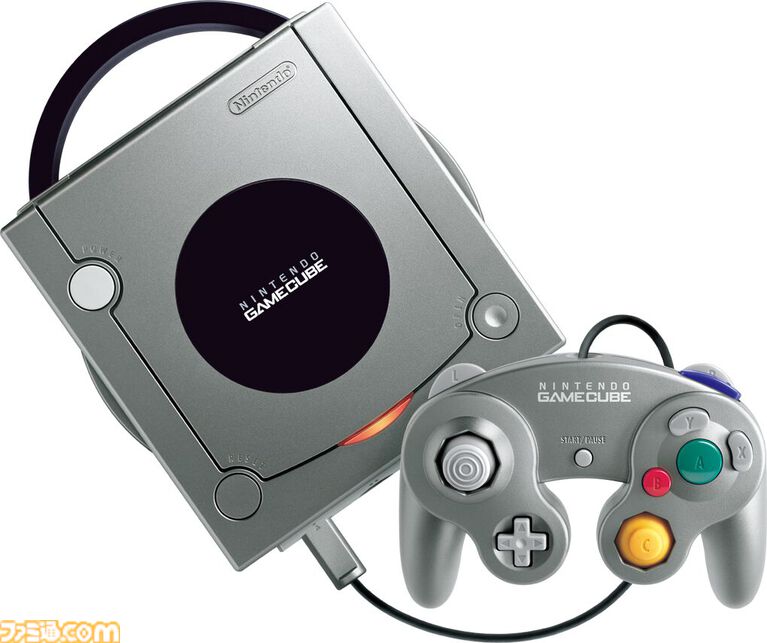 ニンテンドーゲームキューブ25周年。立方体のボディーが風変わりでキュート。コントローラーの形状はいまでも愛用されるほどの人気を誇る【今日は何の日？】