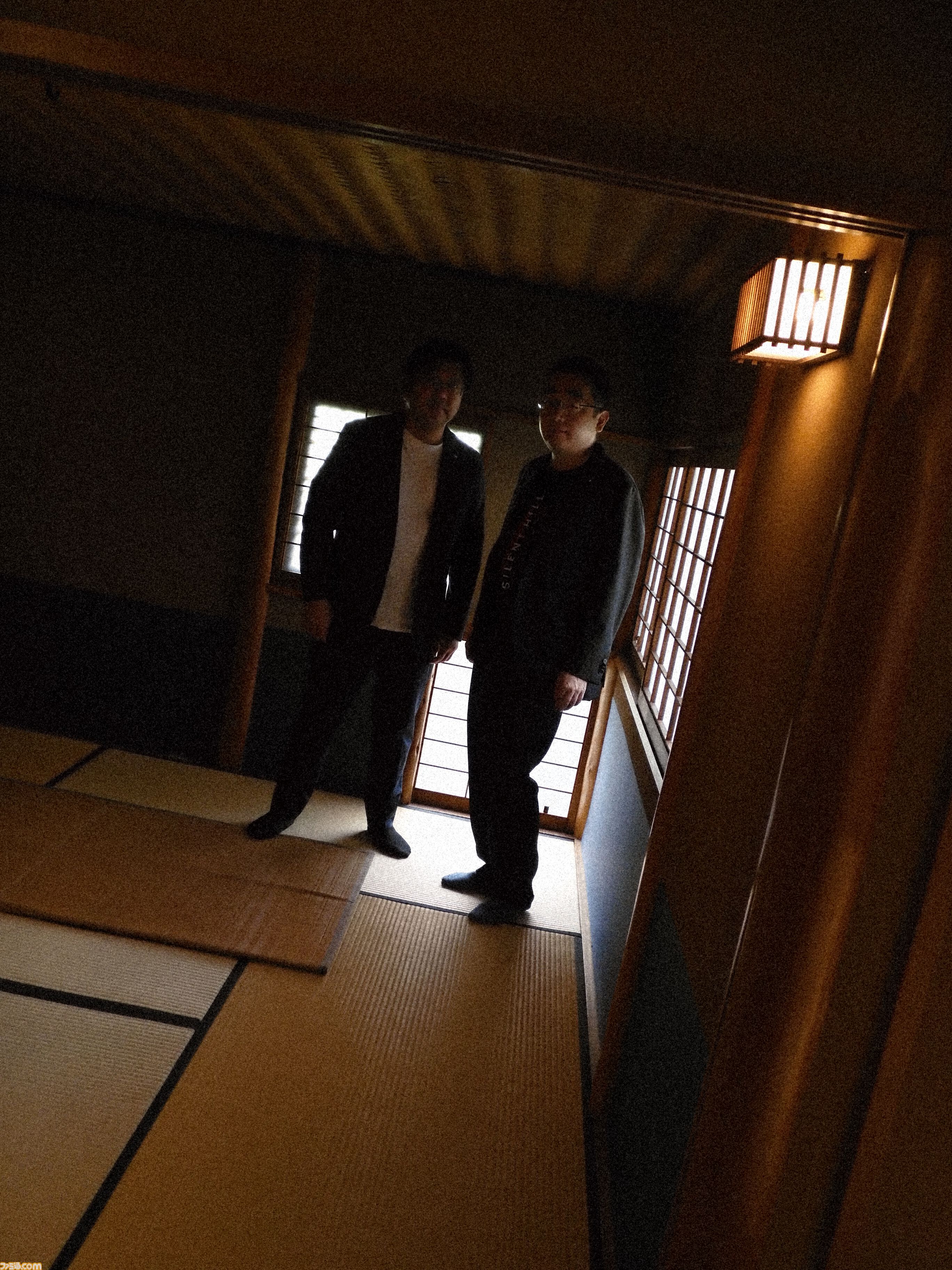 『サイレントヒル f』×『零』和ホラーゲーム対談。衣装コラボはJホラーの好敵手にして仲間の証、ユニフォーム交換!? 岡本 基氏×柴田 誠氏が今後のコラボの展望も語らう