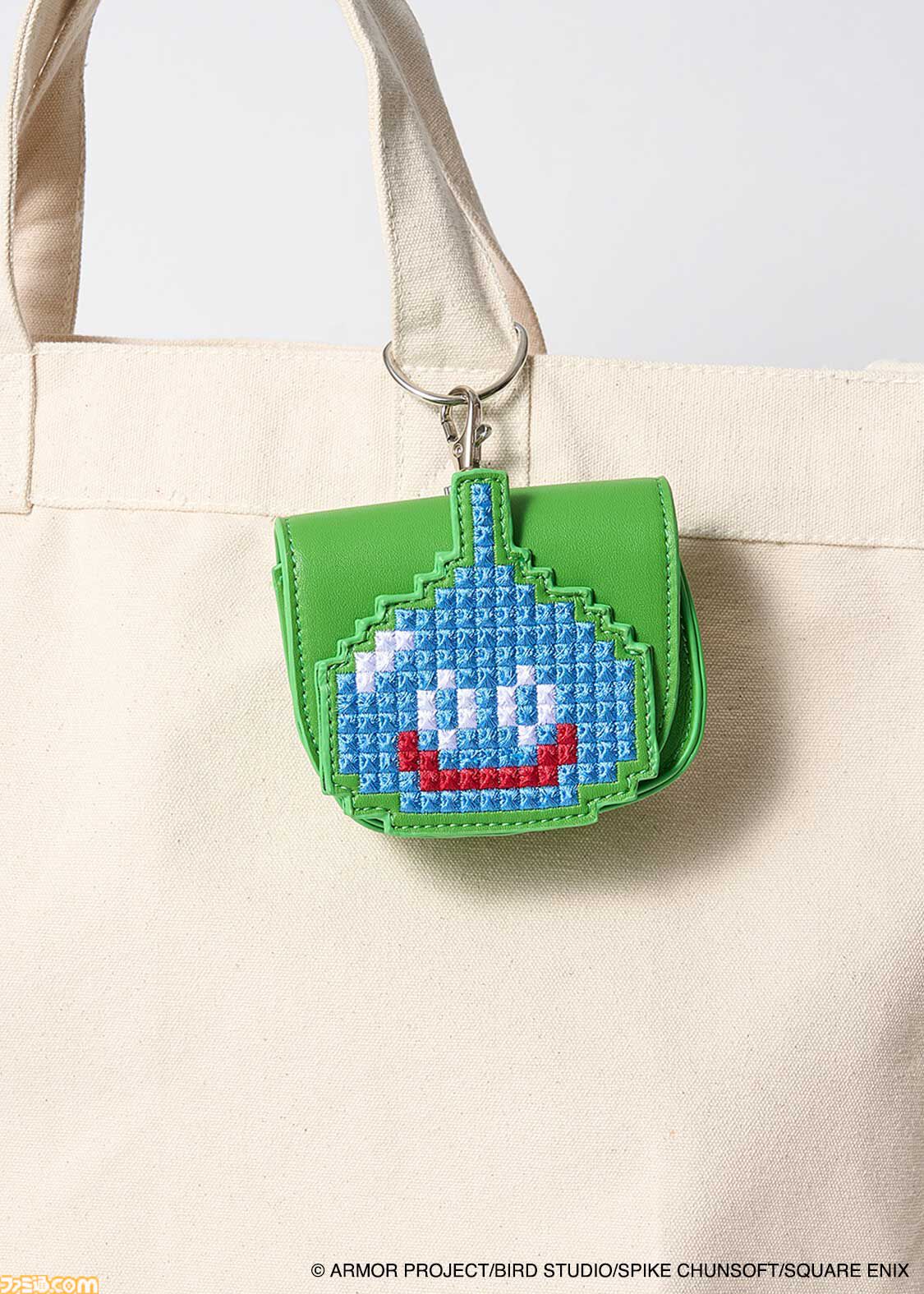 『ドラクエ』グラニフとのコラボ新商品が登場。キングスライムのジャンパーがかわいくてオシャレ。裏地にはドットの草原フィールドをデザイン
