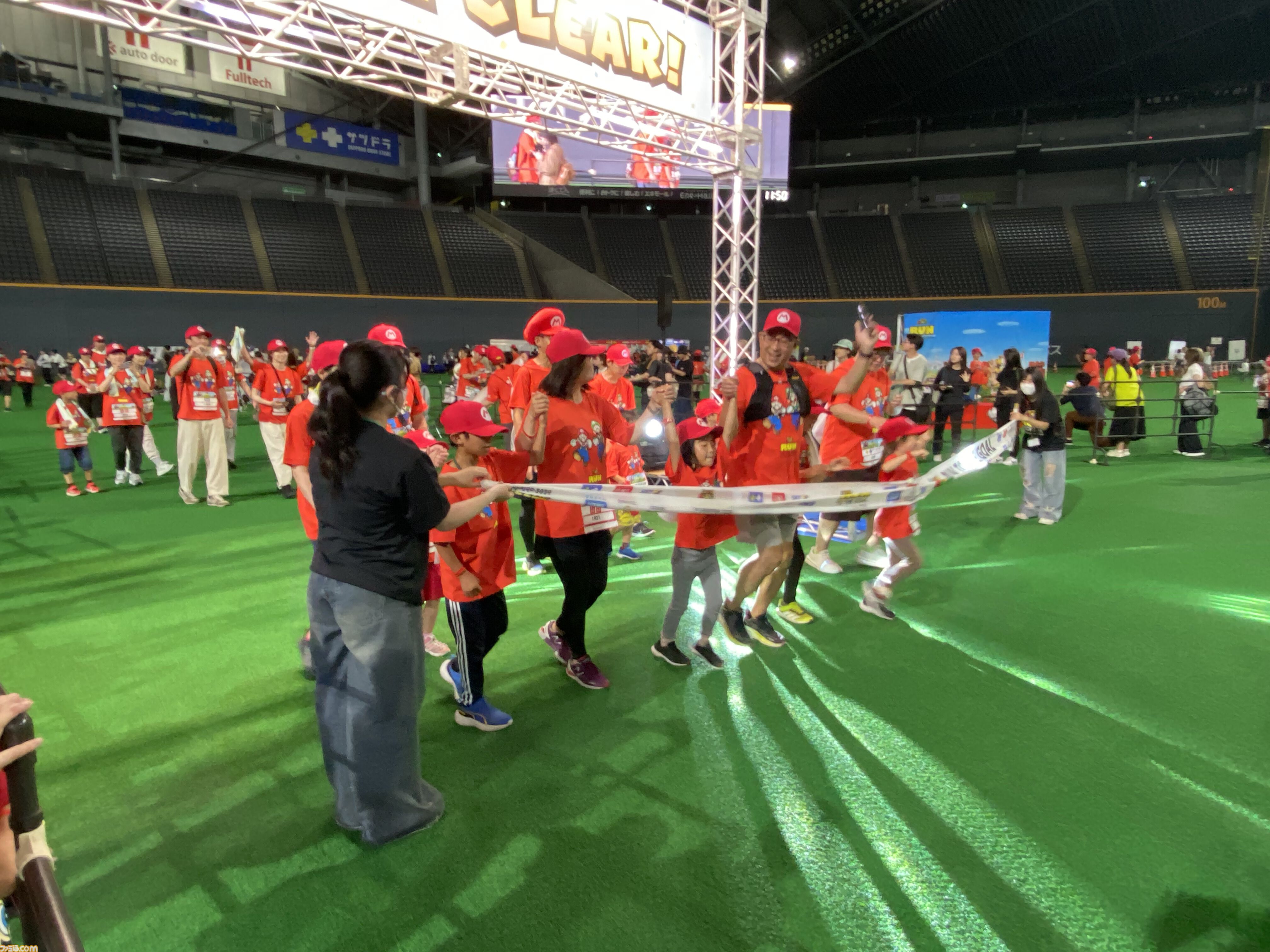 札幌に6000人超の“マリオ”が集結！ 『スーパーマリオ』ファンランイベントが日本で開催、ゴール前には“スタートンネル”も