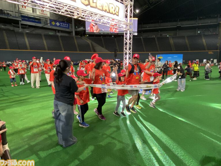 札幌に6000人超の“マリオ”が集結！ 『スーパーマリオ』ファンランイベントが日本で開催、ゴール前には“スタートンネル”も