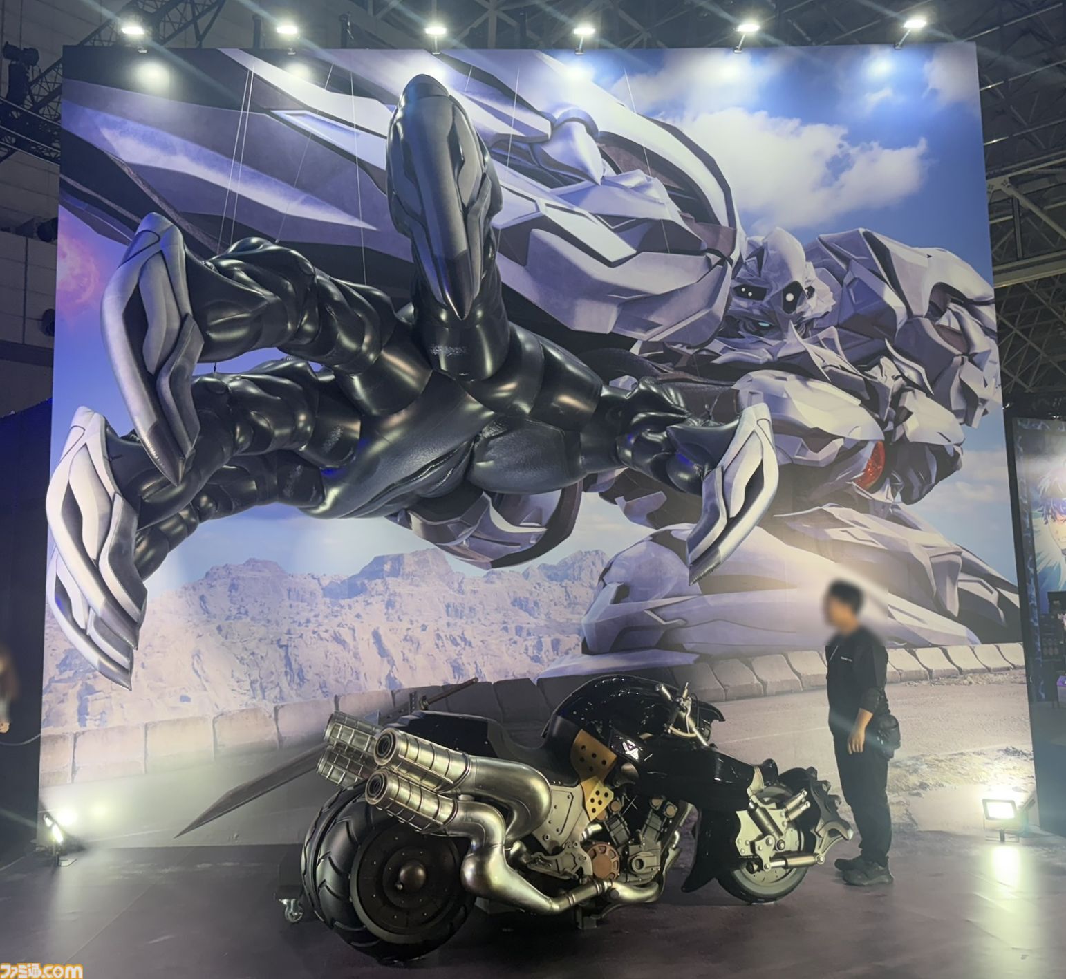 スクエニブースに巨大メテオが出現。忘らるる都でのあのシーンなど『FF7』フォトスポット、限定ノベルティにはレトロパッケージ風BOXも【TGS2026】