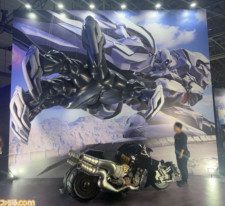 スクエニブースに巨大メテオが出現。忘らるる都でのあのシーンなど『FF7』フォトスポット、限定ノベルティにはレトロパッケージ風BOXも【TGS2026】