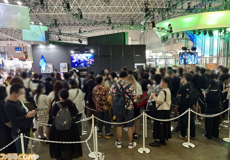 スクエニブースに巨大メテオが出現。忘らるる都でのあのシーンなど『FF7』フォトスポット、限定ノベルティにはレトロパッケージ風BOXも【TGS2026】