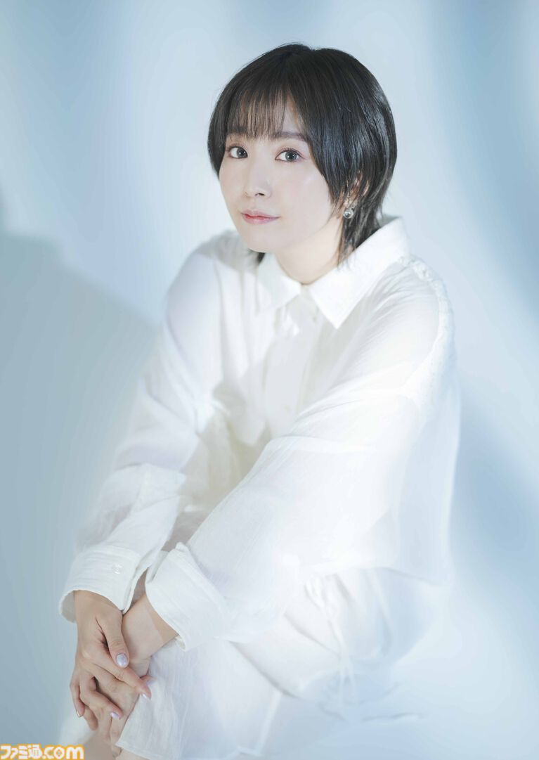 『UN:Me』主人公の声を演じるのは花守ゆみり。声優発表を記念したサイン色紙プレゼントキャンペーンも実施。クオリティ向上のため、発売時期は2027年に