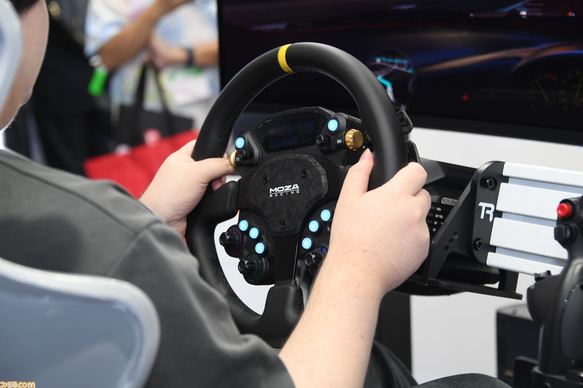 MSIブースで超本格的なドライビングが味わえる！ 総額200万円超えのデスクトップPCの中には3つの液晶ディスプレイを搭載【TGS2026】