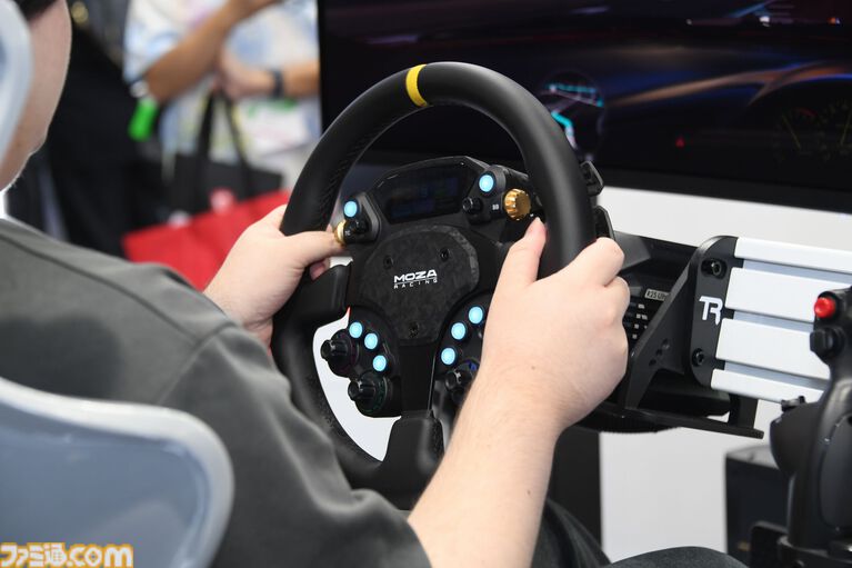 MSIブースで超本格的なドライビングが味わえる! 総額200万円超えのデスクトップPCの中には3つの液晶ディスプレイを搭載【TGS2026】