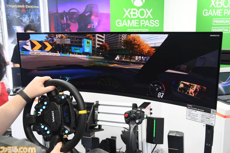 MSIブースで超本格的なドライビングが味わえる! 総額200万円超えのデスクトップPCの中には3つの液晶ディスプレイを搭載【TGS2026】