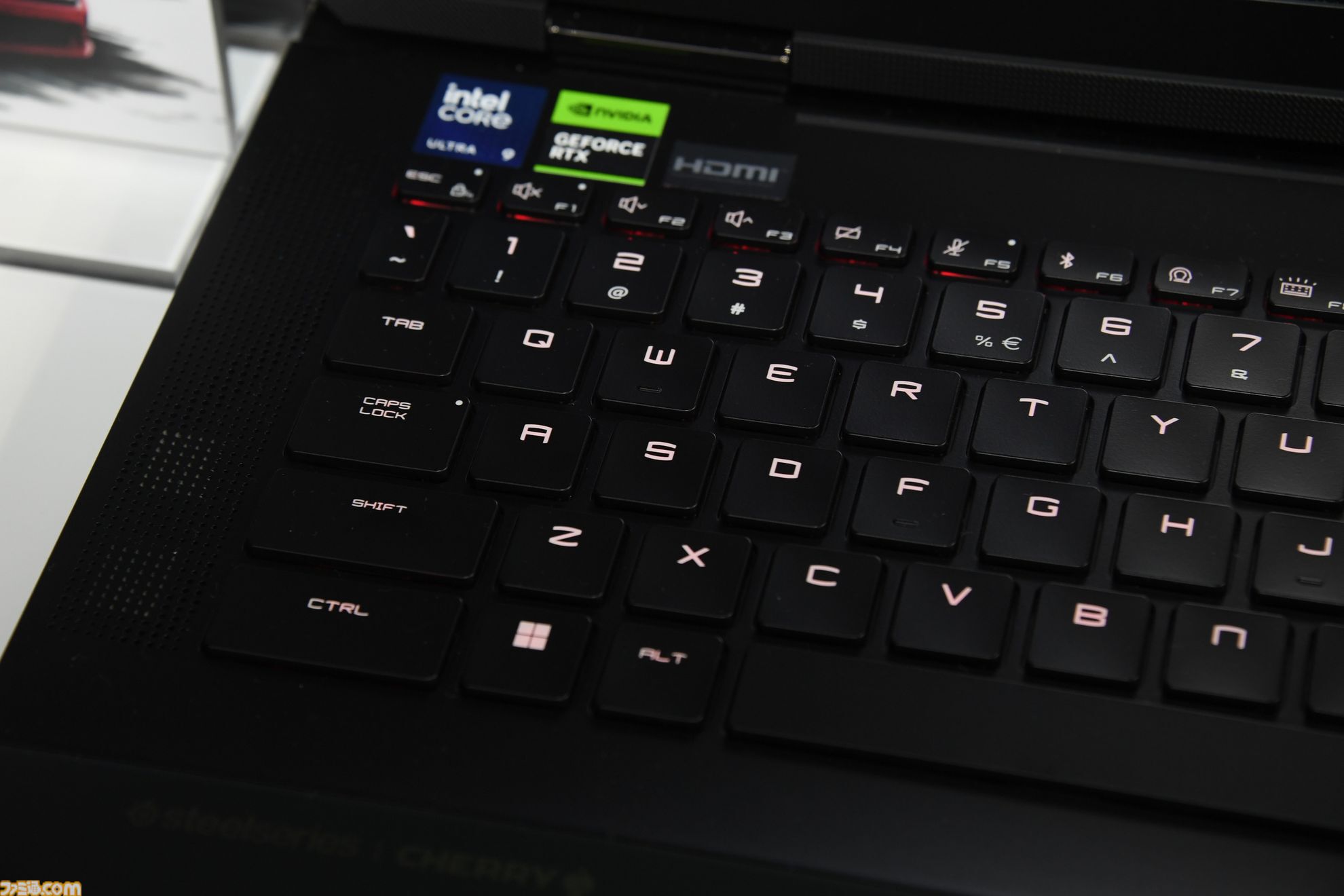 MSIブースで超本格的なドライビングが味わえる！ 総額200万円超えのデスクトップPCの中には3つの液晶ディスプレイを搭載【TGS2026】