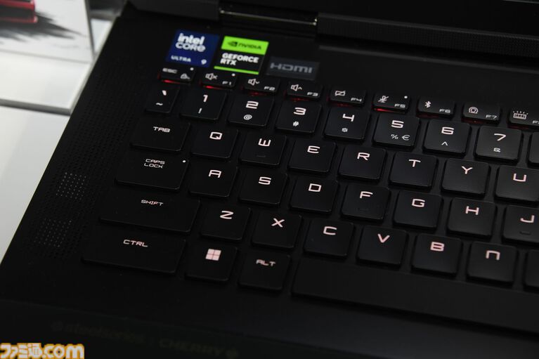 MSIブースで超本格的なドライビングが味わえる! 総額200万円超えのデスクトップPCの中には3つの液晶ディスプレイを搭載【TGS2026】