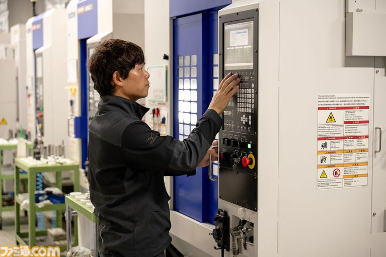 『ロックマン』ロックバスターが1/1スケールで実現。職人たちが緻密な造形と究極の青を追求した逸品。TGS2026のカプコンブースで出展