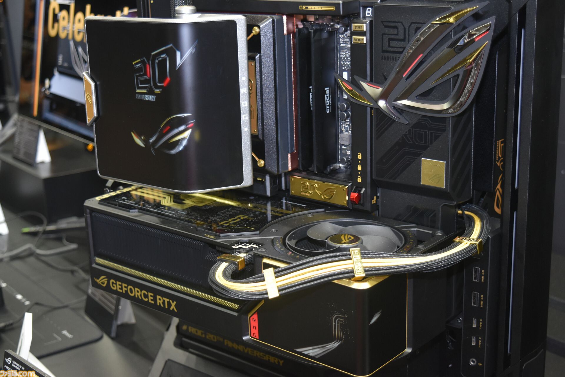 NVIDIA】アーケード筐体風や画面だらけの自作PC、黒と金のROGマシン