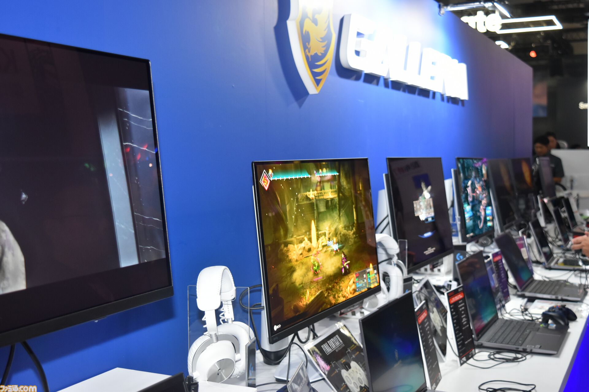 NVIDIA】アーケード筐体風や画面だらけの自作PC、黒と金のROGマシン
