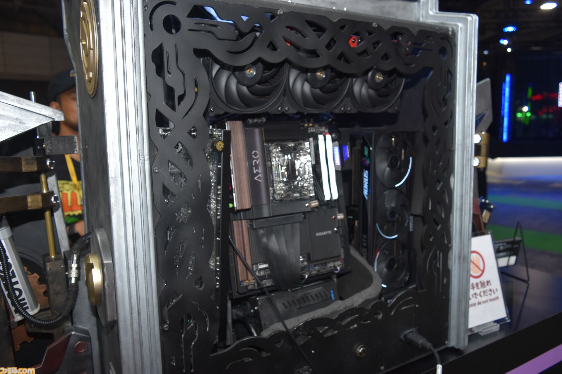 NVIDIA】アーケード筐体風や画面だらけの自作PC、黒と金のROGマシン