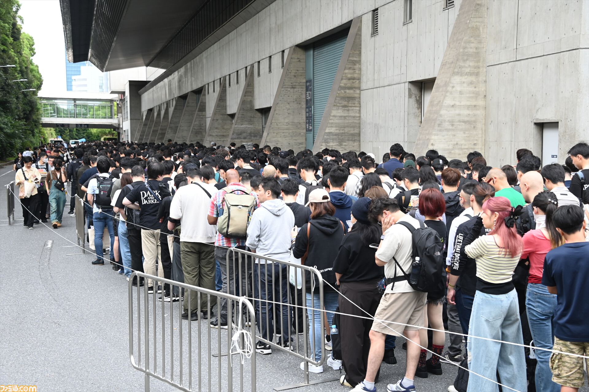 東京ゲームショウ2026一般日が開幕！曇天の中幕張メッセには早朝から長蛇の列が。『GTA6』シアターや『FF7 リベレーション』『モンハンワイルズ：アセンダンス』などの整理券が早々に配布終了