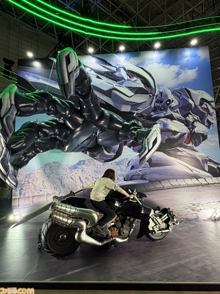 『FF7』セフィロスとあのシーンを再現! バスターソードを持ってキメる“凶斬り”撮影コーナーと、スクエニブースにはフォトスポットが多数【TGS2026】