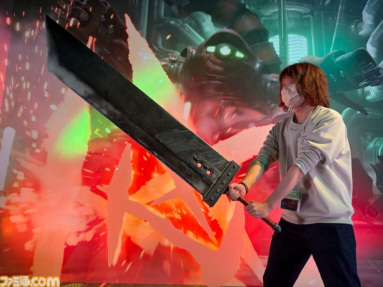 『FF7』セフィロスとあのシーンを再現! バスターソードを持ってキメる“凶斬り”撮影コーナーと、スクエニブースにはフォトスポットが多数【TGS2026】