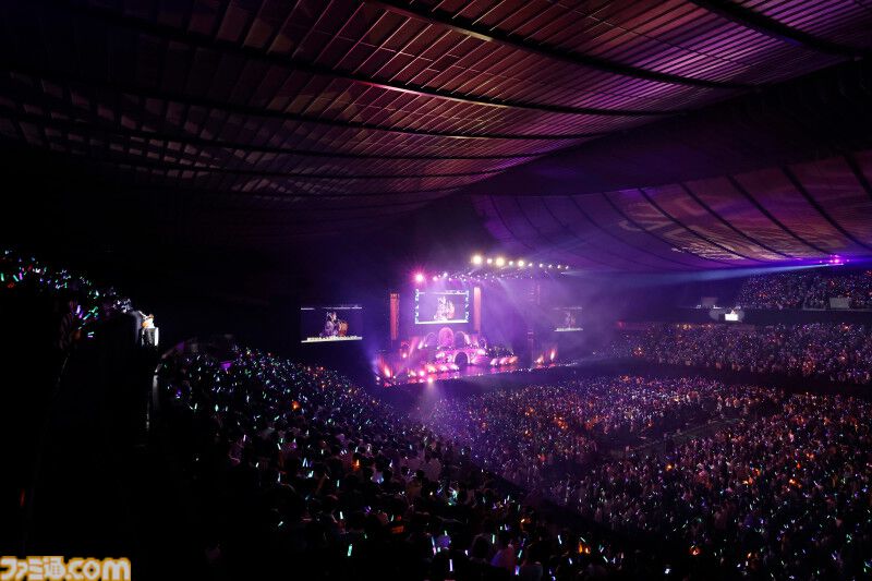 『アイマス ミリオンライブ！』14thライブDAY1エミリー＆まつり主演公演リポート。MCなしで32曲をノンストップで披露。それぞれのソロ新曲はもちろん、ふたりの新デュエット曲も！