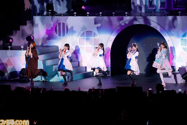 『アイマス ミリオンライブ!』14thライブDAY1エミリー&まつり主演公演リポート。MCなしで32曲をノンストップで披露。それぞれのソロ新曲はもちろん、ふたりの新デュエット曲も!