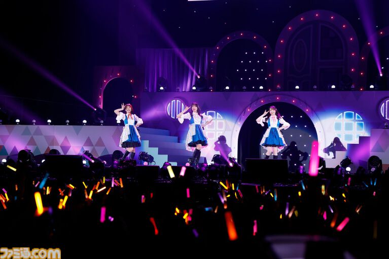 『アイマス ミリオンライブ!』14thライブDAY1エミリー&まつり主演公演リポート。MCなしで32曲をノンストップで披露。それぞれのソロ新曲はもちろん、ふたりの新デュエット曲も!