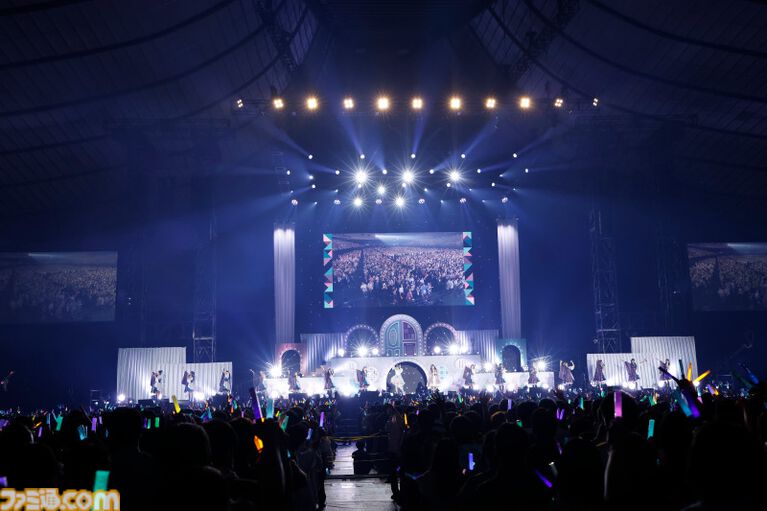 『アイマス ミリオンライブ!』14thライブDAY1エミリー&まつり主演公演リポート。MCなしで32曲をノンストップで披露。それぞれのソロ新曲はもちろん、ふたりの新デュエット曲も!