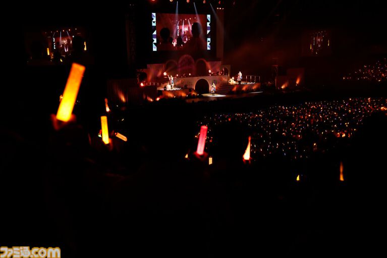 『アイマス ミリオンライブ!』14thライブDAY1エミリー&まつり主演公演リポート。MCなしで32曲をノンストップで披露。それぞれのソロ新曲はもちろん、ふたりの新デュエット曲も!