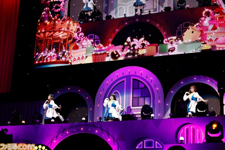 『アイマス ミリオンライブ!』14thライブDAY1エミリー&まつり主演公演リポート。MCなしで32曲をノンストップで披露。それぞれのソロ新曲はもちろん、ふたりの新デュエット曲も!