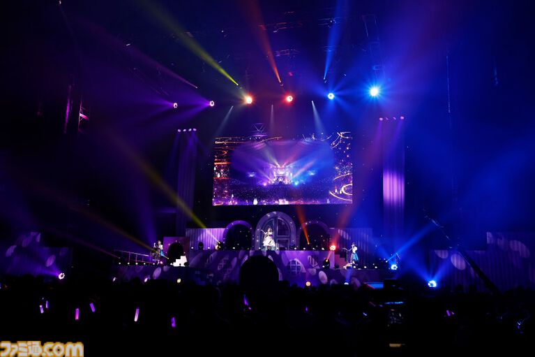 『アイマス ミリオンライブ!』14thライブDAY1エミリー&まつり主演公演リポート。MCなしで32曲をノンストップで披露。それぞれのソロ新曲はもちろん、ふたりの新デュエット曲も!