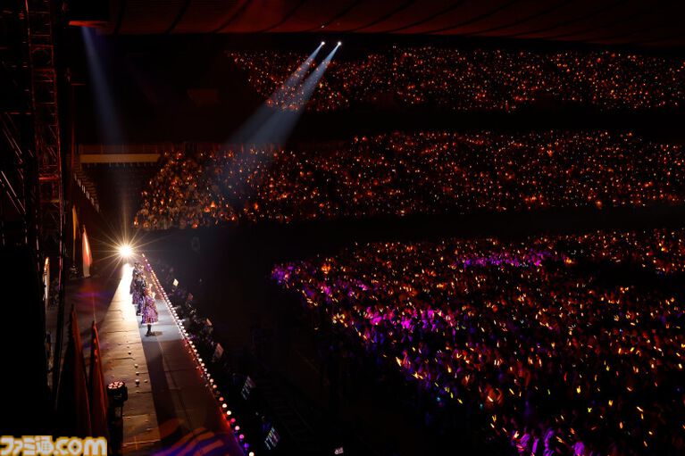 『アイマス ミリオンライブ!』14thライブDAY1エミリー&まつり主演公演リポート。MCなしで32曲をノンストップで披露。それぞれのソロ新曲はもちろん、ふたりの新デュエット曲も!