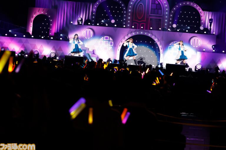 『アイマス ミリオンライブ!』14thライブDAY1エミリー&まつり主演公演リポート。MCなしで32曲をノンストップで披露。それぞれのソロ新曲はもちろん、ふたりの新デュエット曲も!