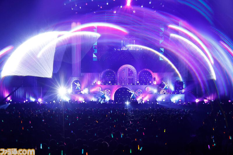 『アイマス ミリオンライブ！』14thライブDAY1エミリー＆まつり主演公演リポート。MCなしで32曲をノンストップで披露。それぞれのソロ新曲はもちろん、ふたりの新デュエット曲も！