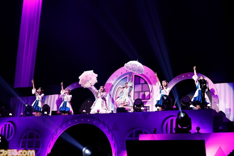 『アイマス ミリオンライブ！』14thライブDAY1エミリー＆まつり主演公演リポート。MCなしで32曲をノンストップで披露。それぞれのソロ新曲はもちろん、ふたりの新デュエット曲も！