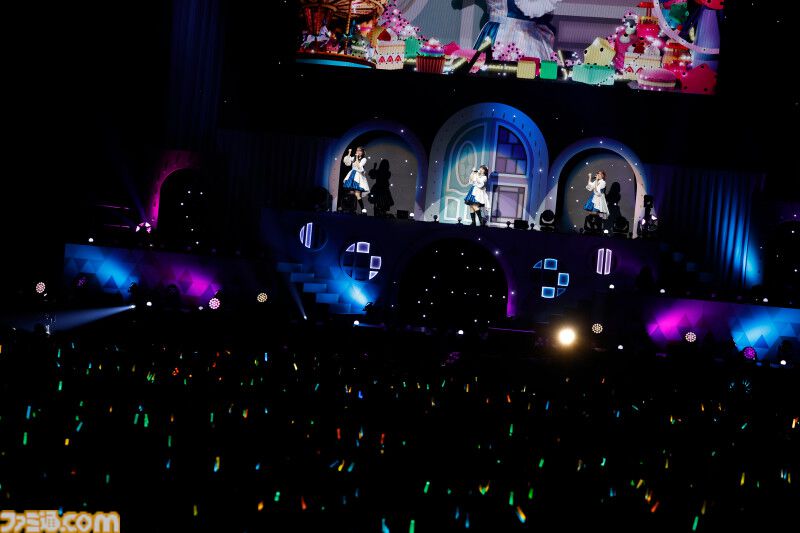 『アイマス ミリオンライブ！』14thライブDAY1エミリー＆まつり主演公演リポート。MCなしで32曲をノンストップで披露。それぞれのソロ新曲はもちろん、ふたりの新デュエット曲も！