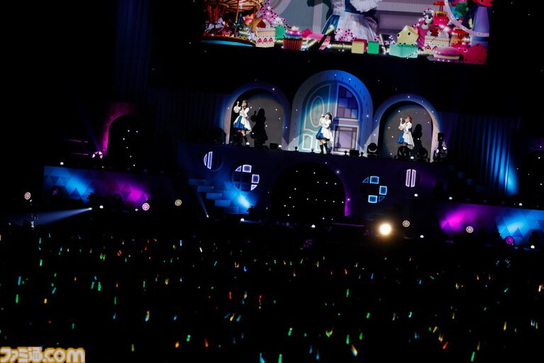 『アイマス ミリオンライブ!』14thライブDAY1エミリー&まつり主演公演リポート。MCなしで32曲をノンストップで披露。それぞれのソロ新曲はもちろん、ふたりの新デュエット曲も!