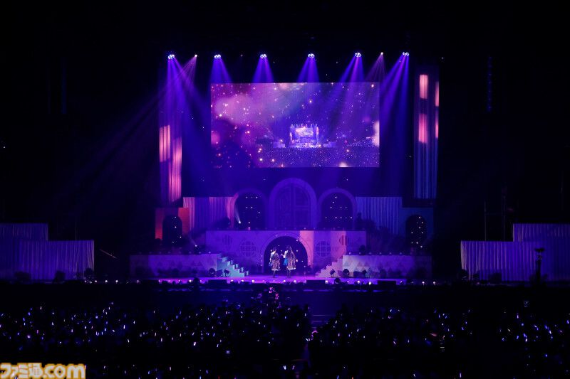 『アイマス ミリオンライブ！』14thライブDAY1エミリー＆まつり主演公演リポート。MCなしで32曲をノンストップで披露。それぞれのソロ新曲はもちろん、ふたりの新デュエット曲も！