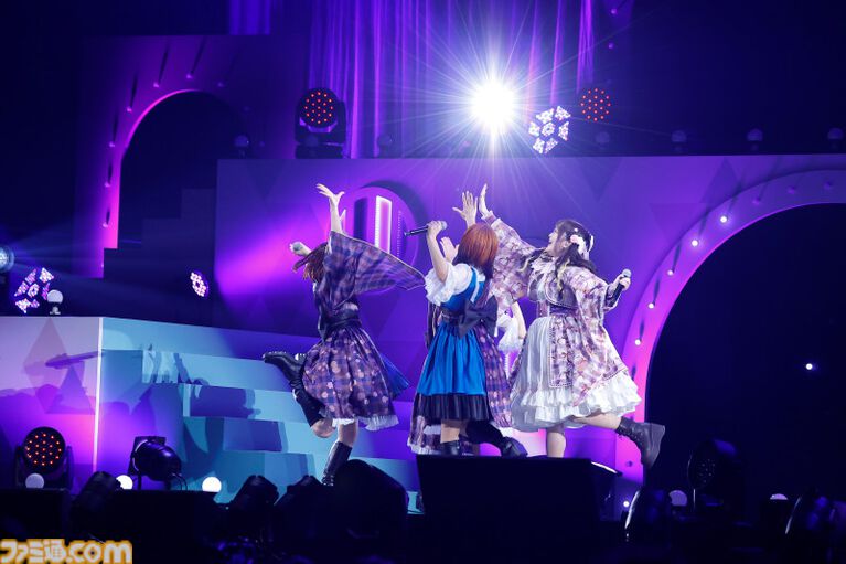 『アイマス ミリオンライブ!』14thライブDAY1エミリー&まつり主演公演リポート。MCなしで32曲をノンストップで披露。それぞれのソロ新曲はもちろん、ふたりの新デュエット曲も!