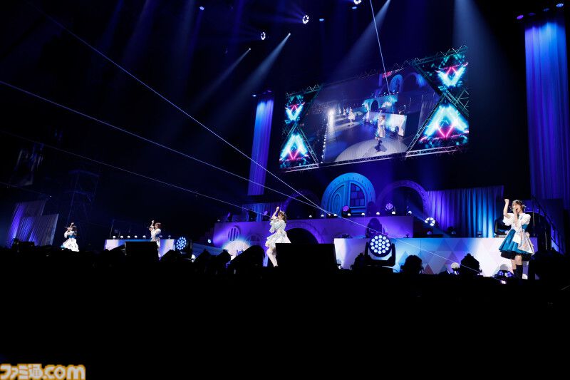 『アイマス ミリオンライブ！』14thライブDAY1エミリー＆まつり主演公演リポート。MCなしで32曲をノンストップで披露。それぞれのソロ新曲はもちろん、ふたりの新デュエット曲も！