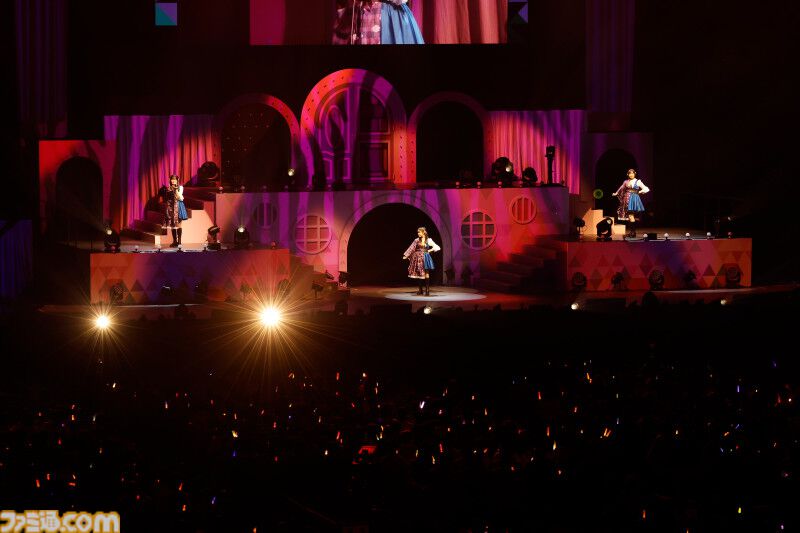『アイマス ミリオンライブ！』14thライブDAY1エミリー＆まつり主演公演リポート。MCなしで32曲をノンストップで披露。それぞれのソロ新曲はもちろん、ふたりの新デュエット曲も！