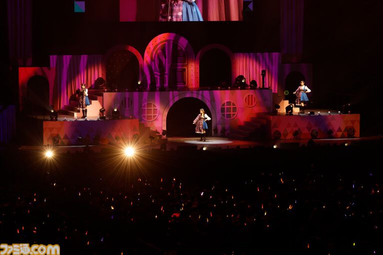『アイマス ミリオンライブ!』14thライブDAY1エミリー&まつり主演公演リポート。MCなしで32曲をノンストップで披露。それぞれのソロ新曲はもちろん、ふたりの新デュエット曲も!