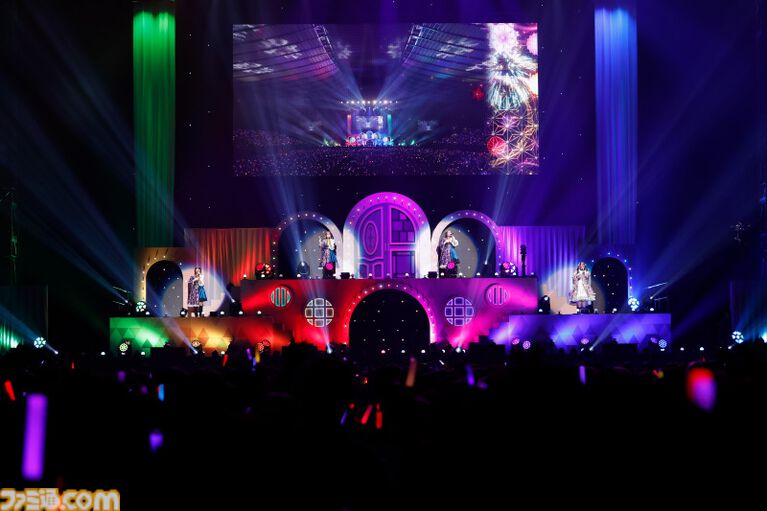 『アイマス ミリオンライブ!』14thライブDAY1エミリー&まつり主演公演リポート。MCなしで32曲をノンストップで披露。それぞれのソロ新曲はもちろん、ふたりの新デュエット曲も!