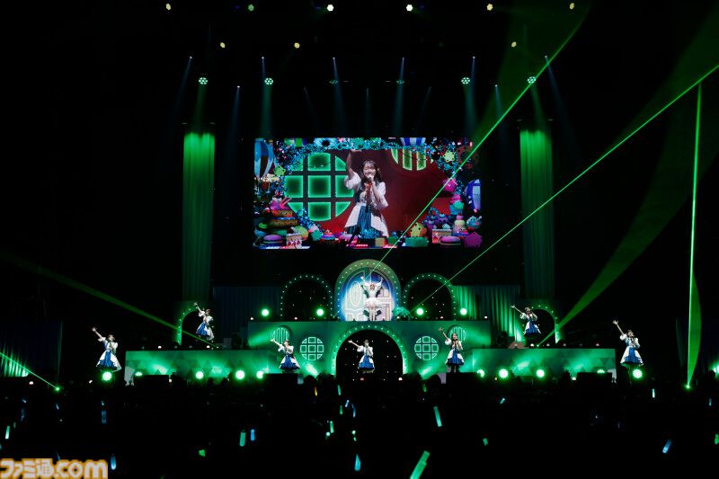『アイマス ミリオンライブ！』14thライブDAY1エミリー＆まつり主演公演リポート。MCなしで32曲をノンストップで披露。それぞれのソロ新曲はもちろん、ふたりの新デュエット曲も！