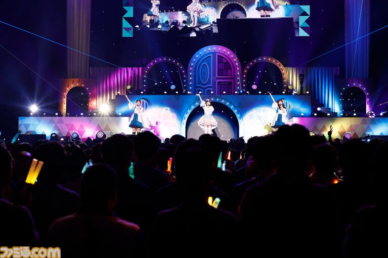 『アイマス ミリオンライブ!』14thライブDAY1エミリー&まつり主演公演リポート。MCなしで32曲をノンストップで披露。それぞれのソロ新曲はもちろん、ふたりの新デュエット曲も!