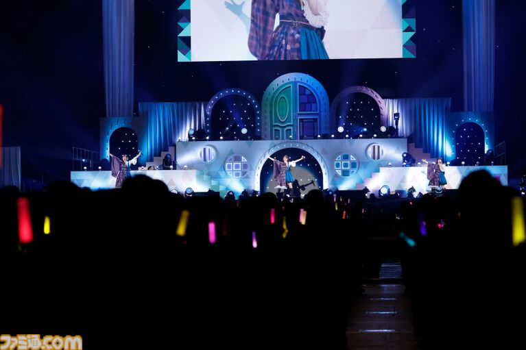 『アイマス ミリオンライブ!』14thライブDAY1エミリー&まつり主演公演リポート。MCなしで32曲をノンストップで披露。それぞれのソロ新曲はもちろん、ふたりの新デュエット曲も!